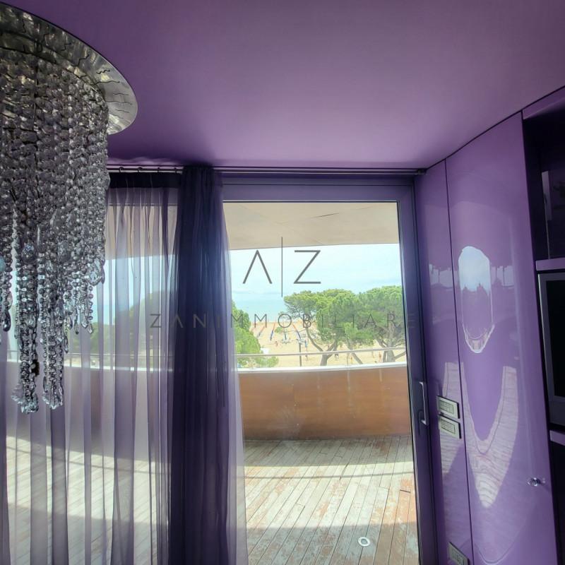 Nel suggestivo contesto di Lignano Sabbiadoro, sorge un gioiello architettonico affacciato sul ma...