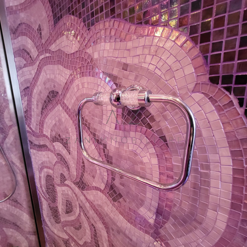 Nel suggestivo contesto di Lignano Sabbiadoro, sorge un gioiello architettonico affacciato sul ma...