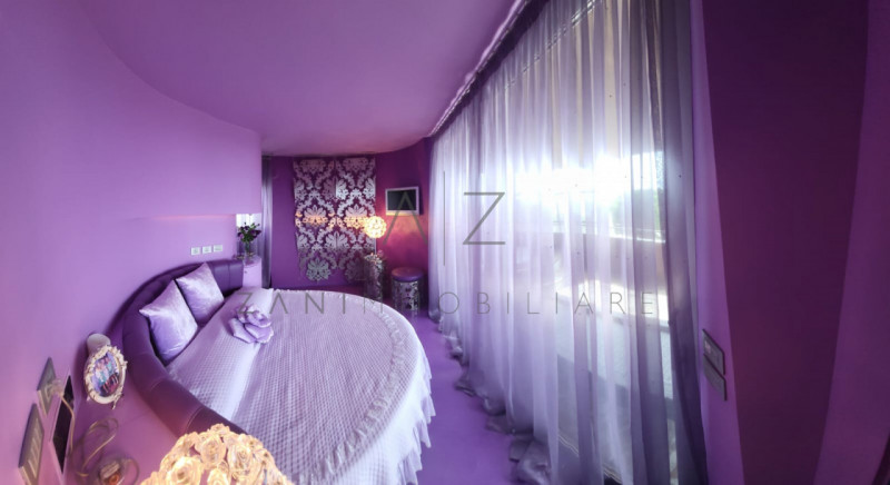 Nel suggestivo contesto di Lignano Sabbiadoro, sorge un gioiello architettonico affacciato sul ma...