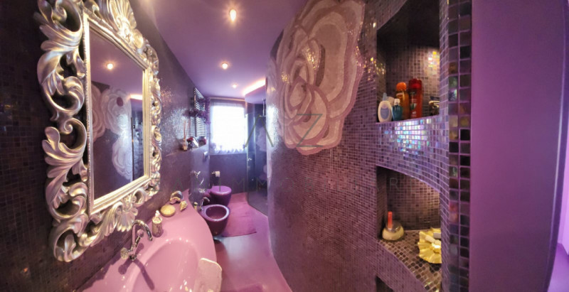 Nel suggestivo contesto di Lignano Sabbiadoro, sorge un gioiello architettonico affacciato sul ma...