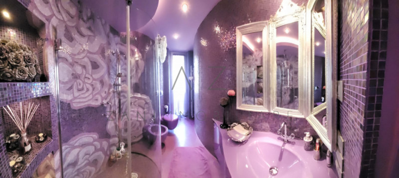 Nel suggestivo contesto di Lignano Sabbiadoro, sorge un gioiello architettonico affacciato sul ma...