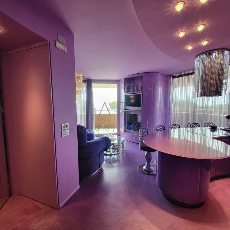 Nel suggestivo contesto di Lignano Sabbiadoro, sorge un gioiello architettonico affacciato sul ma...