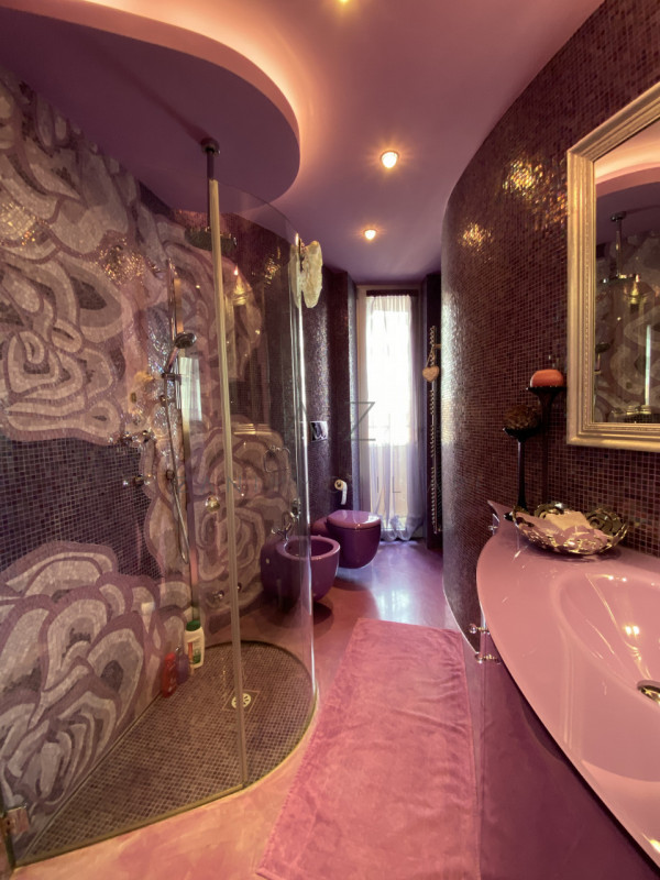 Nel suggestivo contesto di Lignano Sabbiadoro, sorge un gioiello architettonico affacciato sul ma...