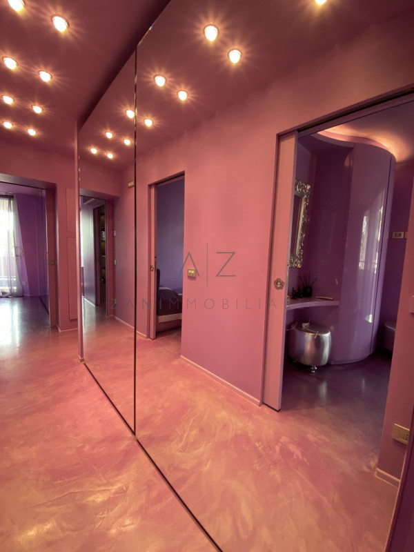 Nel suggestivo contesto di Lignano Sabbiadoro, sorge un gioiello architettonico affacciato sul ma...