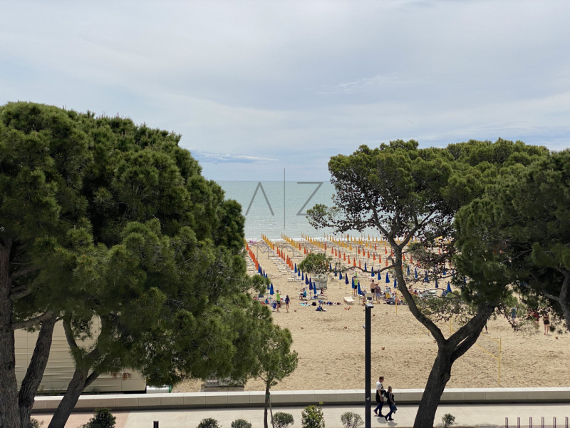 Nel suggestivo contesto di Lignano Sabbiadoro, sorge un gioiello architettonico affacciato sul ma...