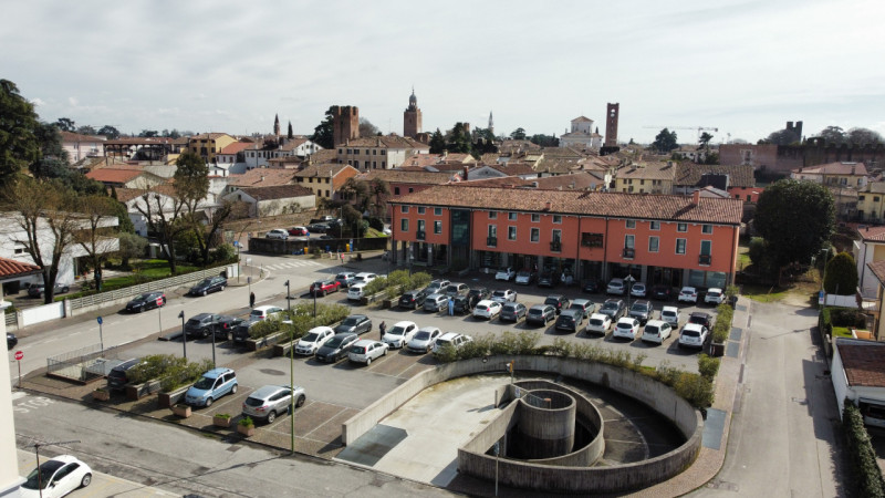 Cerchi un posto sicuro e comodo dove parcheggiare la tua auto?

Allora questo garage in vendita a...