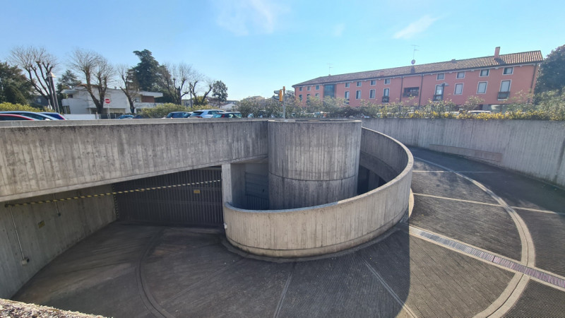 Cerchi un posto sicuro e comodo dove parcheggiare la tua auto?

Allora questo garage in vendita a...