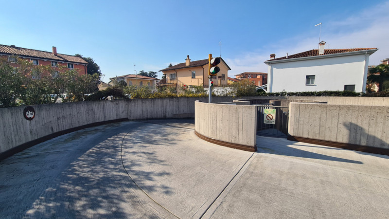 Cerchi un posto sicuro e comodo dove parcheggiare la tua auto?

Allora questo garage in vendita a...