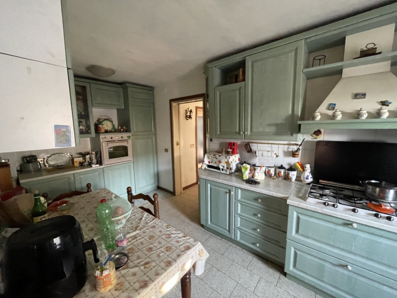 Si vende una villa singola con ampio giardino. Gode di un box auto ed eventualmente se ne può ric...