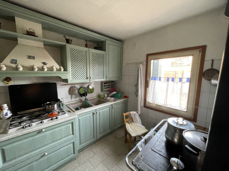 Si vende una villa singola con ampio giardino. Gode di un box auto ed eventualmente se ne può ric...