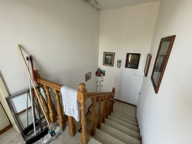 Si vende una villa singola con ampio giardino. Gode di un box auto ed eventualmente se ne può ric...