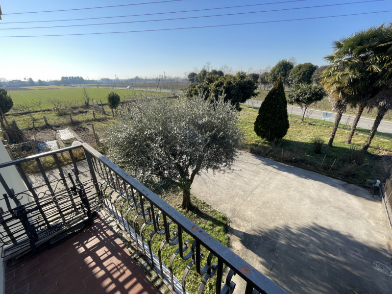 Si vende una villa singola con ampio giardino. Gode di un box auto ed eventualmente se ne può ric...