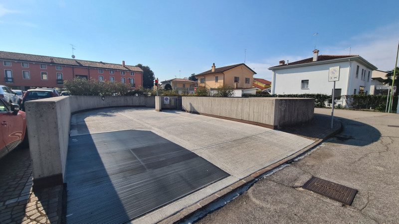 Stai cercando un posto sicuro e comodo per parcheggiare la tua auto in centro a Castelfranco Vene...