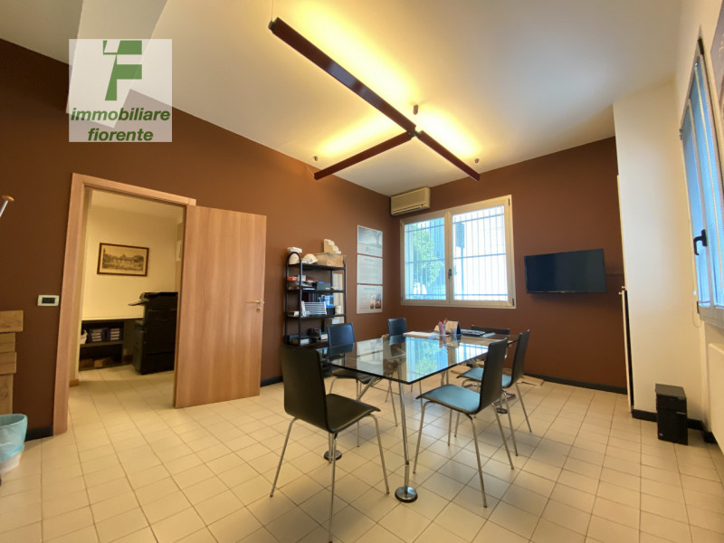 GRANDE SIGNORILE in OTTIMO STATO di MANUTENZIONE...COMPLESSO di UFFICI SU 2 LIVELLI di MQ 375 TOT...