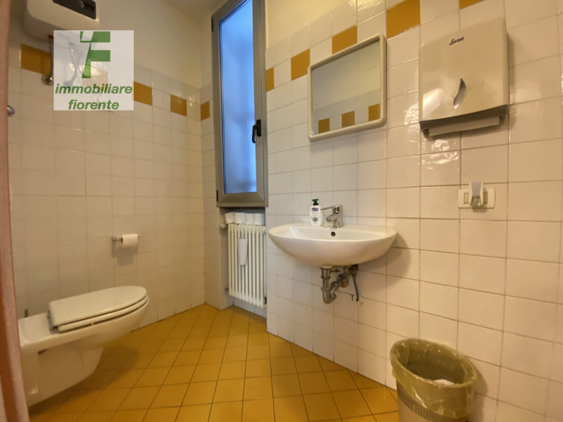 GRANDE SIGNORILE in OTTIMO STATO di MANUTENZIONE...COMPLESSO di UFFICI SU 2 LIVELLI di MQ 375 TOT...