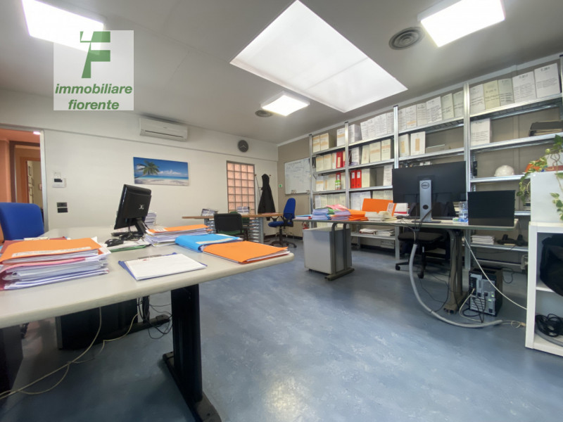 GRANDE SIGNORILE in OTTIMO STATO di MANUTENZIONE...COMPLESSO di UFFICI SU 2 LIVELLI di MQ 375 TOT...
