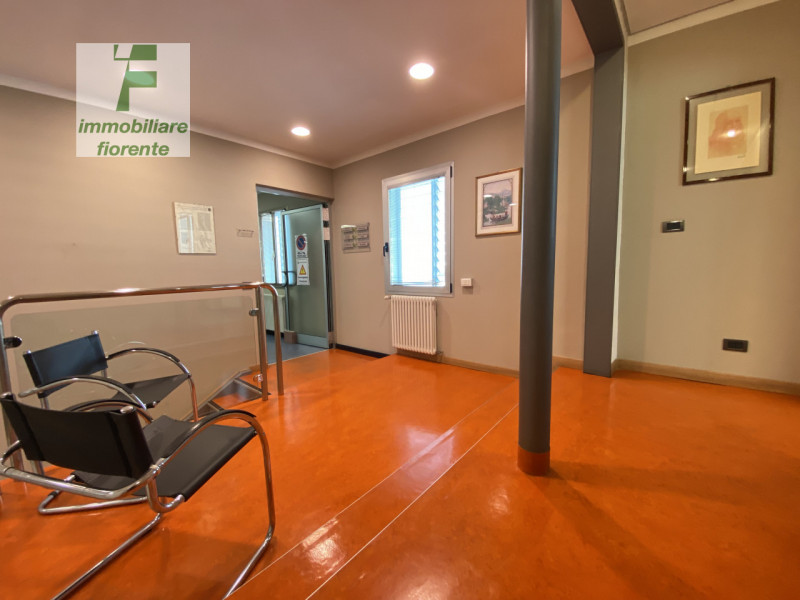 GRANDE SIGNORILE in OTTIMO STATO di MANUTENZIONE...COMPLESSO di UFFICI SU 2 LIVELLI di MQ 375 TOT...