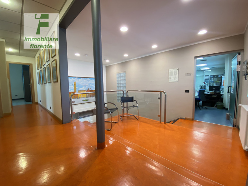 GRANDE SIGNORILE in OTTIMO STATO di MANUTENZIONE...COMPLESSO di UFFICI SU 2 LIVELLI di MQ 375 TOT...