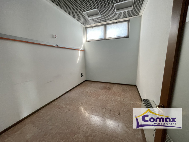 Selvazzano Dentro, negozio / ufficio fronte strada di forte passaggio.

Immobile con altissima vi...