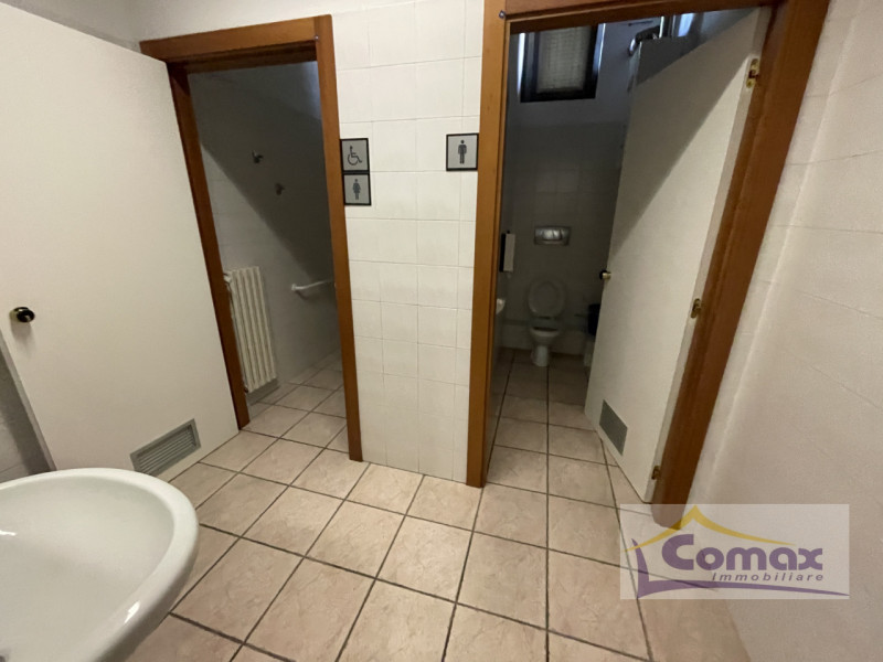 Selvazzano Dentro, negozio / ufficio fronte strada di forte passaggio.

Immobile con altissima vi...