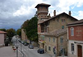 A Force, posizionato a pochi passi dalla splendida Torre Civica finemente restaurata ed insediato...