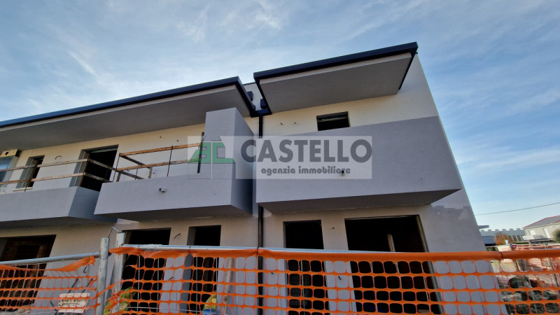 Campodarsego frazione interessanti porzioni di quadrifamiliare con 3 camere e giardino in corso d...