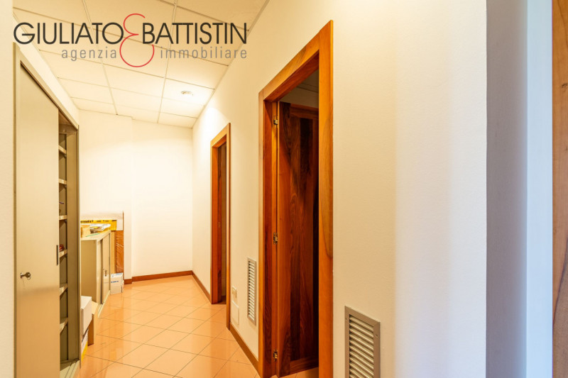 VICENZA: nella zona del Mercato Nuovo, in un edificio ben tenuto, proponiamo in vendita un UFFICI...