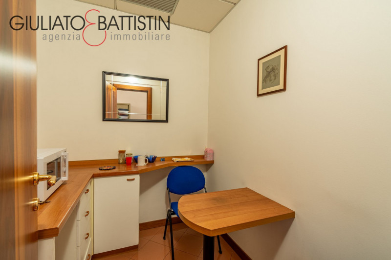 VICENZA: nella zona del Mercato Nuovo, in un edificio ben tenuto, proponiamo in vendita un UFFICI...