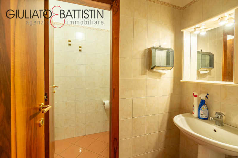 VICENZA: nella zona del Mercato Nuovo, in un edificio ben tenuto, proponiamo in vendita un UFFICI...