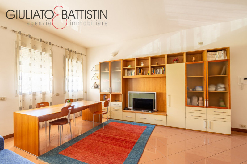 VICENZA: nella zona del Mercato Nuovo, in un edificio ben tenuto, proponiamo in vendita un UFFICI...