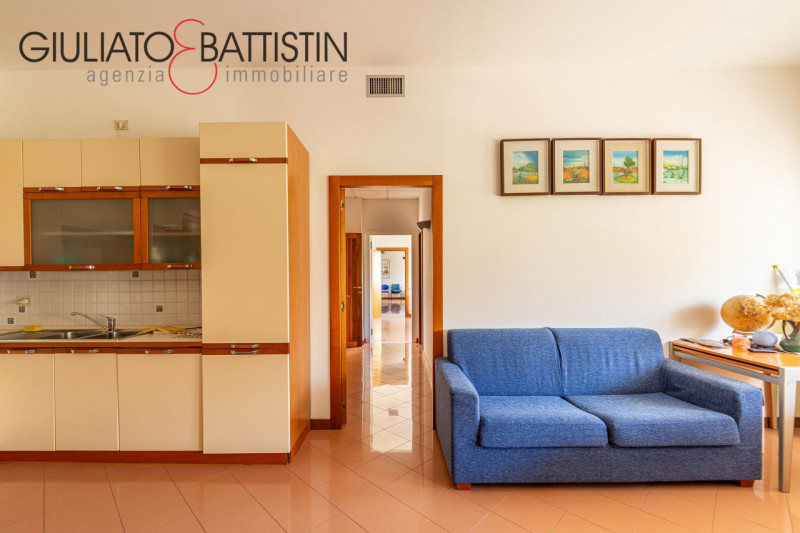 VICENZA: nella zona del Mercato Nuovo, in un edificio ben tenuto, proponiamo in vendita un UFFICI...