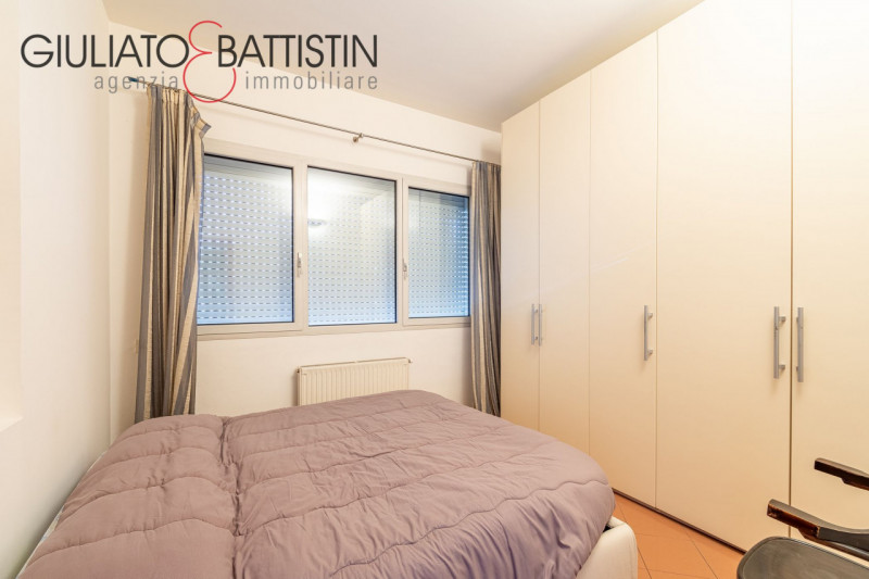 VICENZA: nella zona del Mercato Nuovo, in un edificio ben tenuto, proponiamo in vendita un UFFICI...