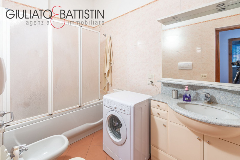 VICENZA: nella zona del Mercato Nuovo, in un edificio ben tenuto, proponiamo in vendita un UFFICI...