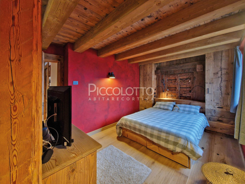 Rif. V5062 - Cortina d’Ampezzo, prestigioso appartamento in vendita con splendido giardino, inser...