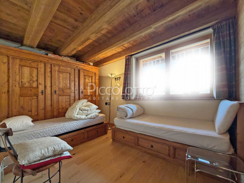 Rif. V5062 - Cortina d’Ampezzo, prestigioso appartamento in vendita con splendido giardino, inser...