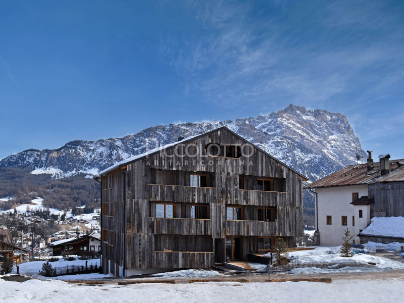 Rif. V5062 - Cortina d’Ampezzo, prestigioso appartamento in vendita con splendido giardino, inser...