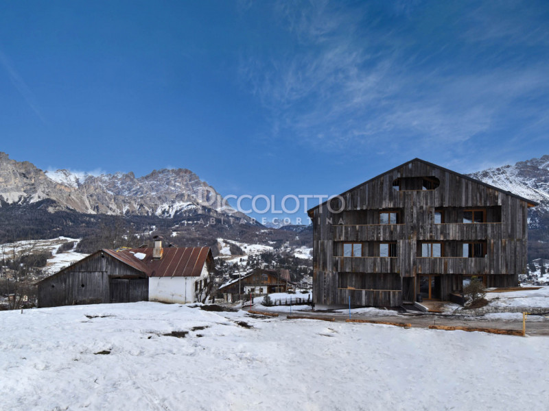 Rif. V5062 - Cortina d’Ampezzo, prestigioso appartamento in vendita con splendido giardino, inser...