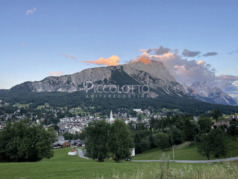 Rif. V5062 - Cortina d’Ampezzo, prestigioso appartamento in vendita con splendido giardino, inser...