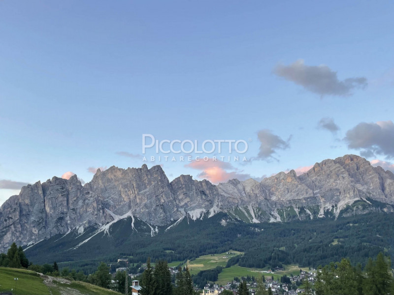 Rif. V5062 - Cortina d’Ampezzo, prestigioso appartamento in vendita con splendido giardino, inser...