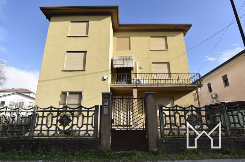 CARTIGLIANO- In zona centralissima al paese vicina ai principali servizi, proponiamo abitazione i...