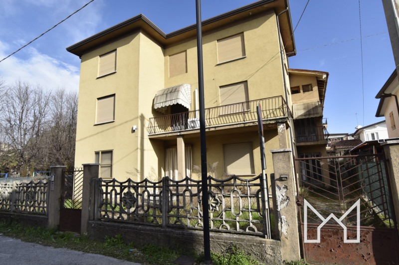 CARTIGLIANO- In zona centralissima al paese vicina ai principali servizi, proponiamo abitazione i...