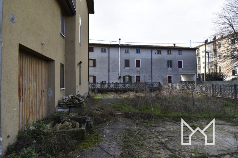 CARTIGLIANO- In zona centralissima al paese vicina ai principali servizi, proponiamo abitazione i...