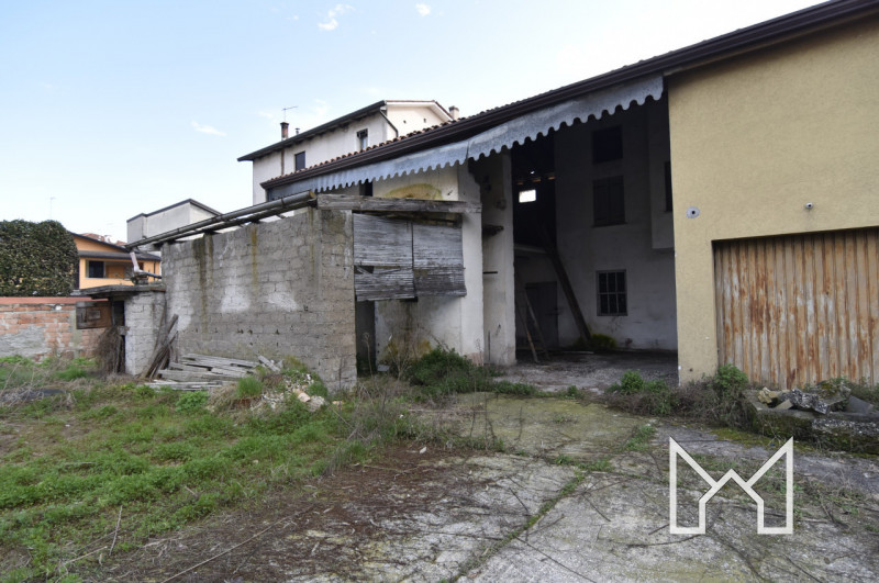 CARTIGLIANO- In zona centralissima al paese vicina ai principali servizi, proponiamo abitazione i...