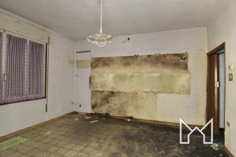 CARTIGLIANO- In zona centralissima al paese vicina ai principali servizi, proponiamo abitazione i...