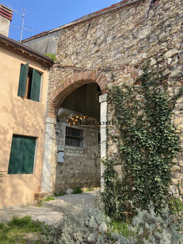 Proponiamo in vendita ampia proprietà composta da abitazione, terreno agricolo a vigneto e un'att...