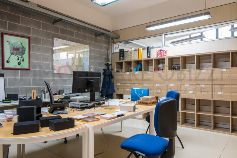 Capannone recente anno 2001, finiture eleganti e ricercate; locato ad importante e referenziata a...