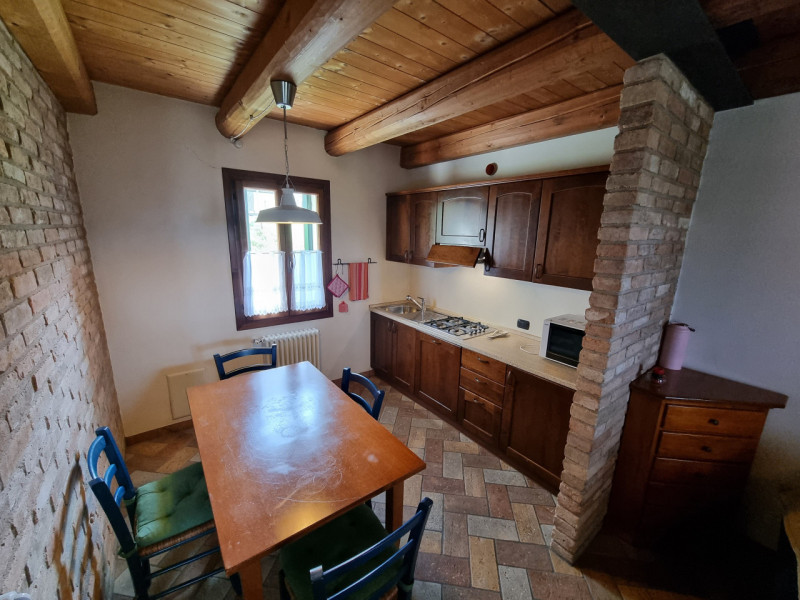 Castelnuovo di Teolo, sita in piacevole posizione panoramica ed abbastanza isolata, proponiamo in...