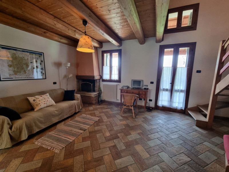 Castelnuovo di Teolo, sita in piacevole posizione panoramica ed abbastanza isolata, proponiamo in...