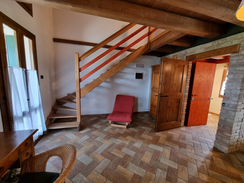 Castelnuovo di Teolo, sita in piacevole posizione panoramica ed abbastanza isolata, proponiamo in...