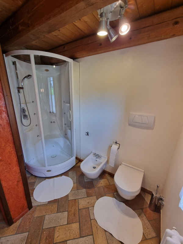 Castelnuovo di Teolo, sita in piacevole posizione panoramica ed abbastanza isolata, proponiamo in...